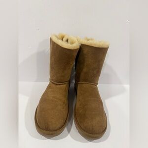 UGG Bailey Bow Short Chestnut Sheepskin Boots Women’s Size 7